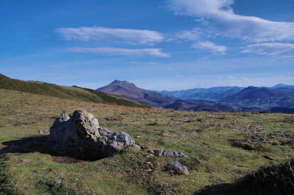 Au loin, la Rhune