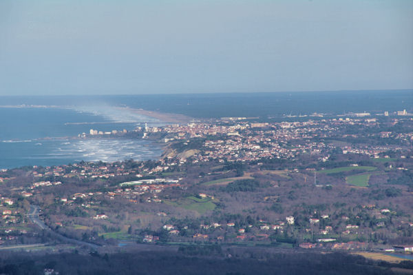 Biarritz, derrire, les Landes depuis le Col de Batzarleku