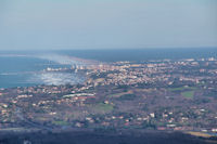 Biarritz, derrire, les Landes depuis le Col de Batzarleku