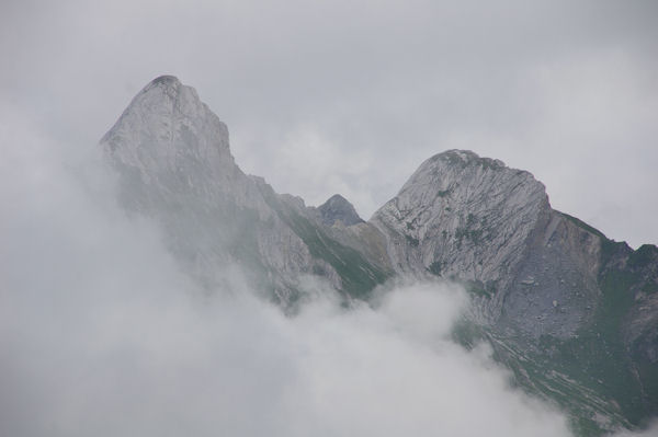 A droite, le Pic de la Latte de Bazen,  gauche, le Pic d_Esquerra, au centre au fond, le Soum de Louesque