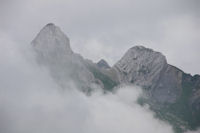 A droite, le Pic de la Latte de Bazen,  gauche, le Pic d_Esquerra, au centre au fond, le Soum de Louesque