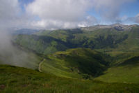 Le vallon du ruisseau de Baudes, plus loin, la vallee d'Arbeost