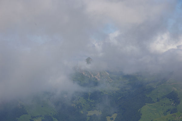 Le Pic de Bazs joue  cache-cache avec les brumes