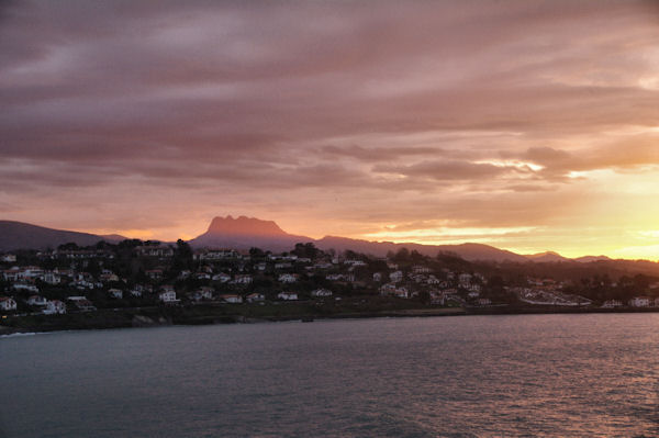 Peas de Aia depuis St Jean de Luz au coucher du soleil