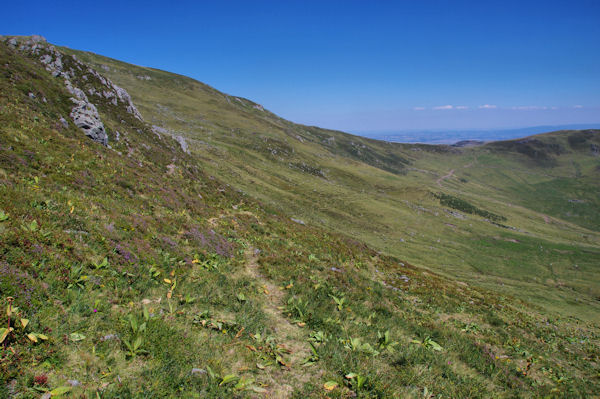 Le haut du vallon de Livernade, au fond, le Col de la Tombe du Pre