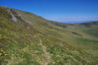 Le haut du vallon de Livernade, au fond, le Col de la Tombe du Pere