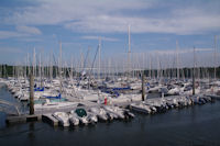 Le port de Benodet, au fond, le Pont de Cornouaille