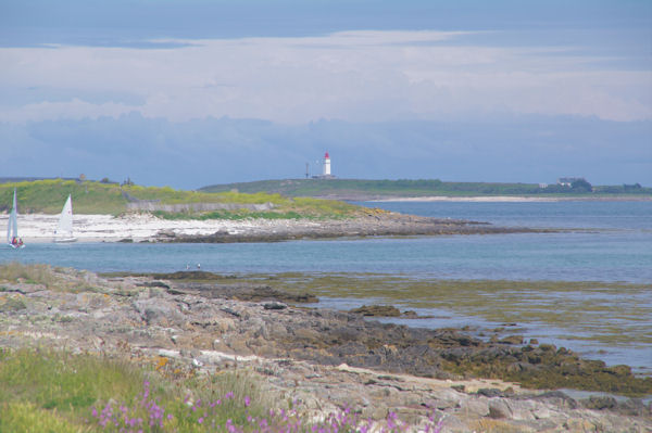 L_Ile Bananec et plus loin, l_Ile de Penfret