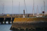 L'Ondine du sculpteur Karsten Klingbeil sur la jetee a Port Haliguen