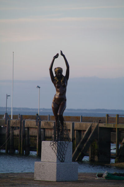L_Ondine du sculpteur Karsten Klingbeil sur la jete  Port Haliguen