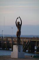 L'Ondine du sculpteur Karsten Klingbeil sur la jetee a Port Haliguen