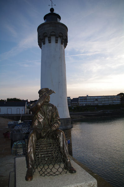 Le pcheur du sculpteur Karsten Klingbeil sur la jete  Port Haliguen