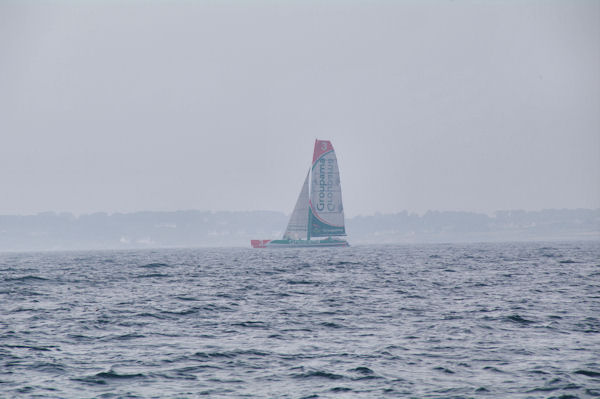 Le trimaran Groupama au large d_Etel