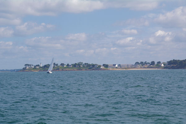 Toulassais, on apperoit le phare de Port Navalo