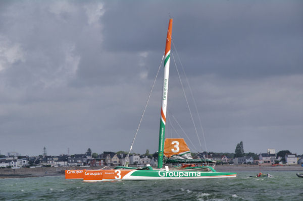Le trimaran Groupama en face de Larmor Plage