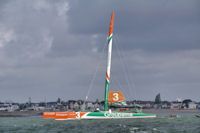 Le trimaran Groupama en face de Larmor Plage