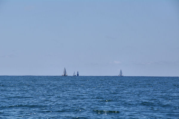 Le Phare des Birvideaux au loin