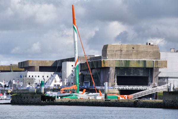 Le catamaran Groupama devant l_ancienne base de sous marins de Lorient