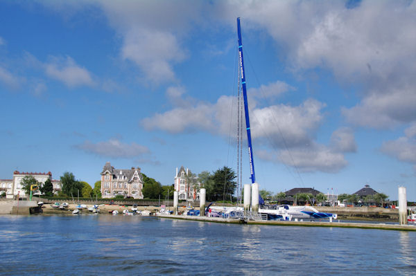 Le catamaran Banque Populaire devant le Port de Kernvel