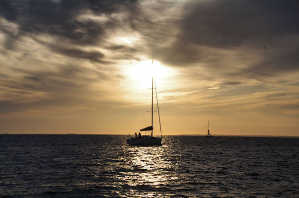 Le soleil se leve au large de Belle Ile