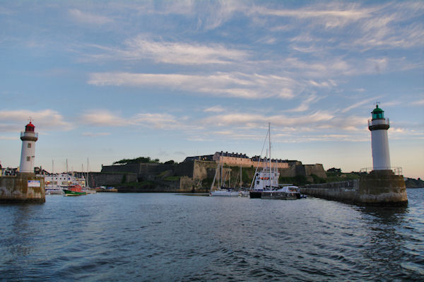 En sortant du port du Palais