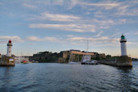 En sortant du port du Palais