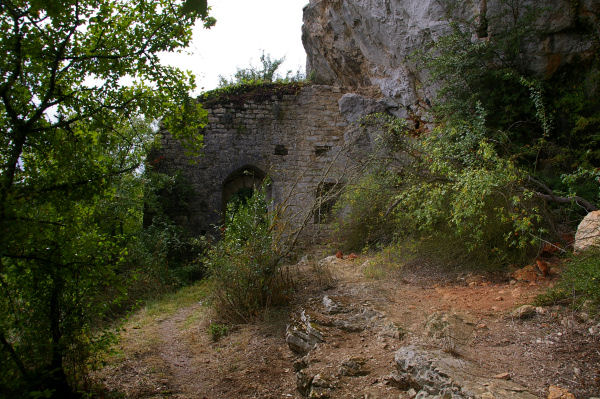 Le portail du Chteau des Anglais entre Le Causse et Brengues