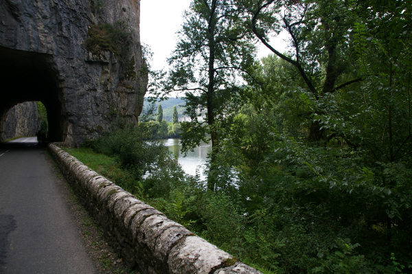 Le GR651 sur la D662, un peu dangereux