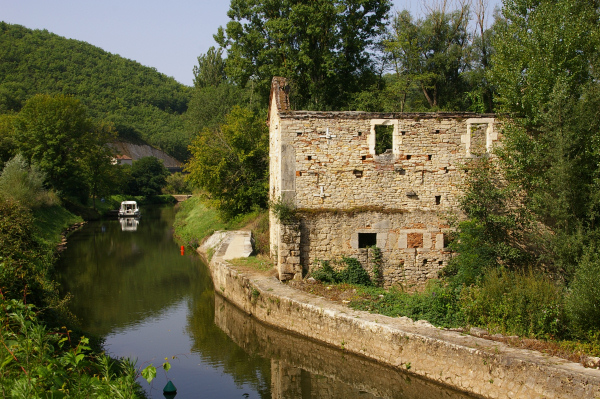 Une Minoterie en ruine sur la rive gauche du Lot aprs Arcambal