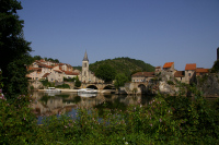 Vue de Laroque des Arcs depuis la rive gauche du Lot