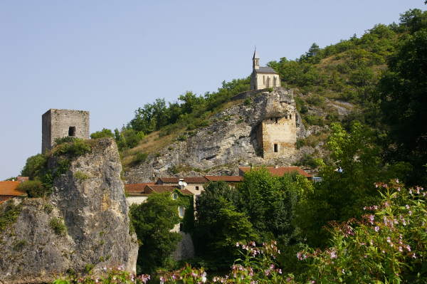 Vue de la Chapelle de Laroque des Arcs depuis la rive gauche du Lot