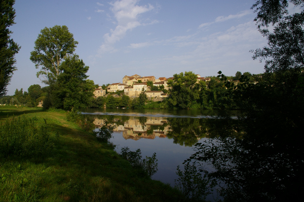 Vue de Savanac depuis la rive gauche du Lot