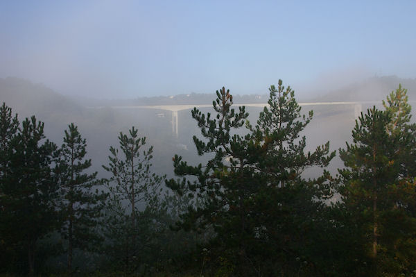 Le Pont de contournement de Cahors dans les brumes