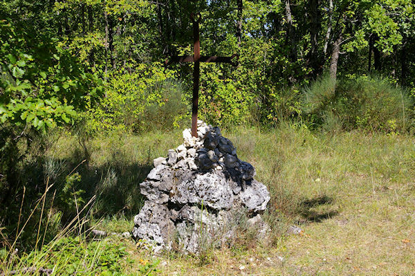 A la croise des chemins entre le GR65 et la route entre Belcastel et La Gravigne