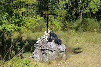 A la croise des chemins entre le GR65 et la route entre Belcastel et La Gravigne