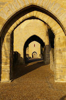 L'enchainement des arches du Pont Valentr  Cahors