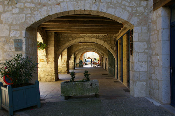 Des arcades sur la Place des Cornires  Lauzerte