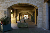 Des arcades sur la Place des Cornieres a Lauzerte