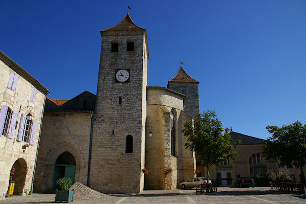 L'glise sur la Place des Cornires  Lauzerte