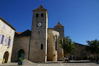 L'eglise sur la Place des Cornieres a Lauzerte