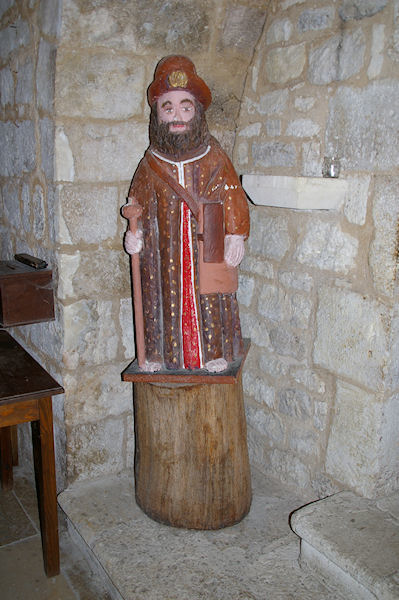 Un Compostellou dans l'glise sur la Place des Cornires  Lauzerte