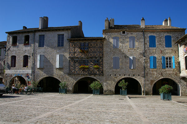 Des arcades sur la Place des Cornires  Lauzerte