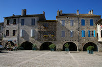 Des arcades sur la Place des Cornieres a Lauzerte