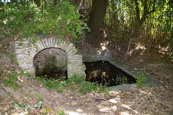 Un lavoir et un refrigrateur rustique vers Mirabel