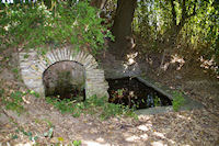 Un lavoir et un refrigerateur rustique vers Mirabel