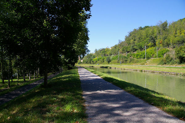 Le GR65 longe le Canal Latral  la Garonne