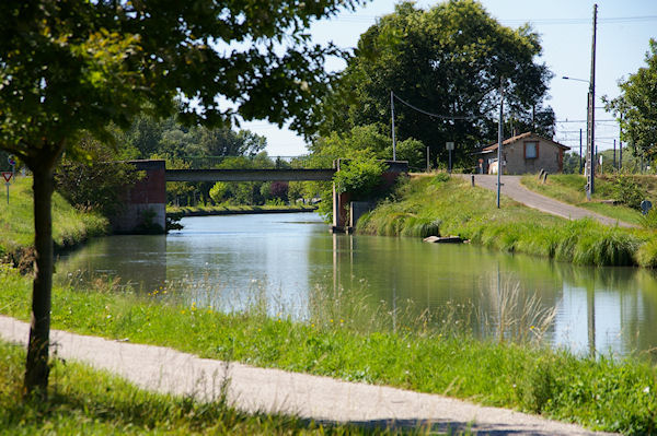 Le Pont de St Jean sur le Canal Latral  la Garonne