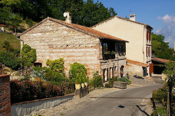 Belle maison fleurie  Auvillar le Port