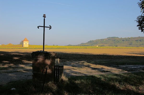 La croix et le pigeonnier de Borde Neuve