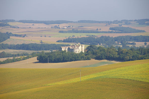 Le Chteau de Fieux depuis le GR65